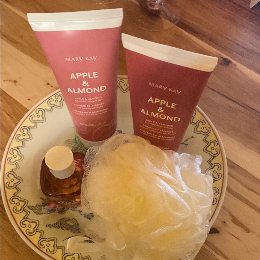 Mary Kay Apple & Almond Bath Set - Pink